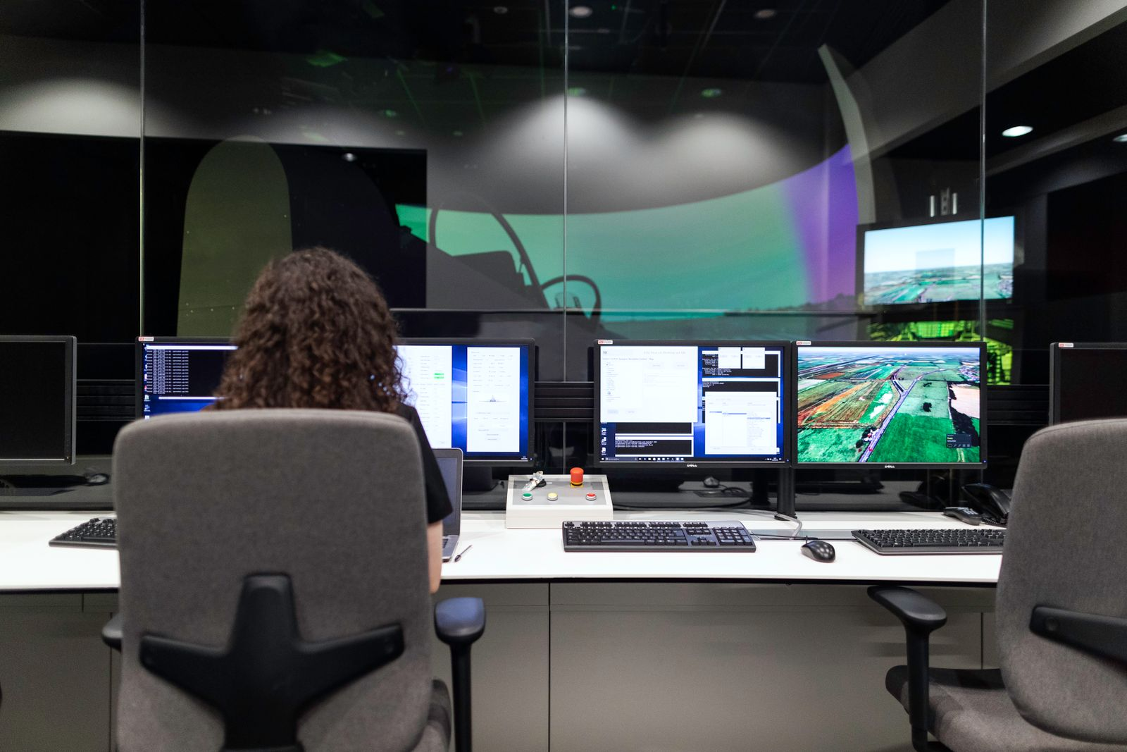 Australia commits A.4bn to AIR 6500 Australia commits A.4bn to AIR 6500